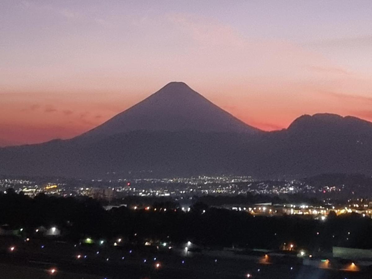 Amazing Volcano Views In Front Of Airport Ciudad Guatemala Eksteriør billede