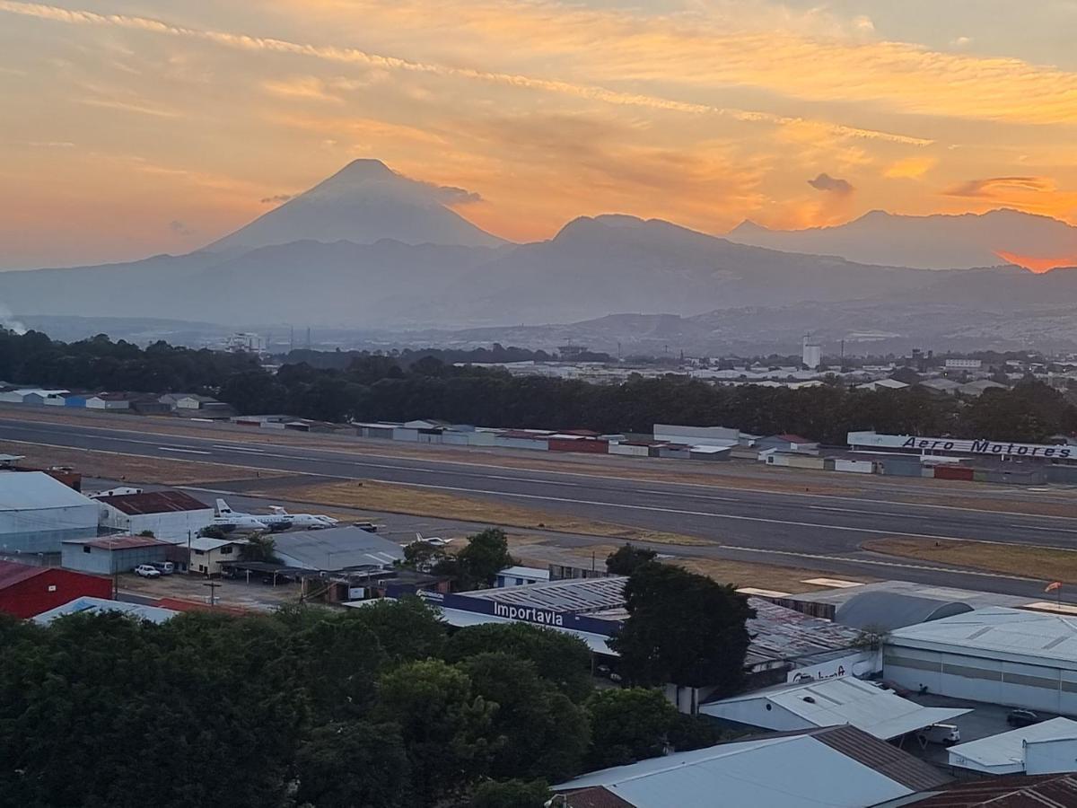 Amazing Volcano Views In Front Of Airport Ciudad Guatemala Eksteriør billede