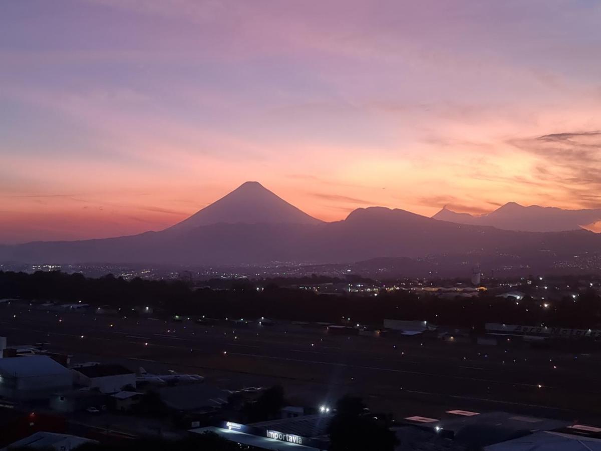 Amazing Volcano Views In Front Of Airport Ciudad Guatemala Eksteriør billede