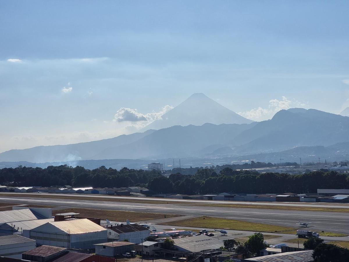 Amazing Volcano Views In Front Of Airport Ciudad Guatemala Eksteriør billede
