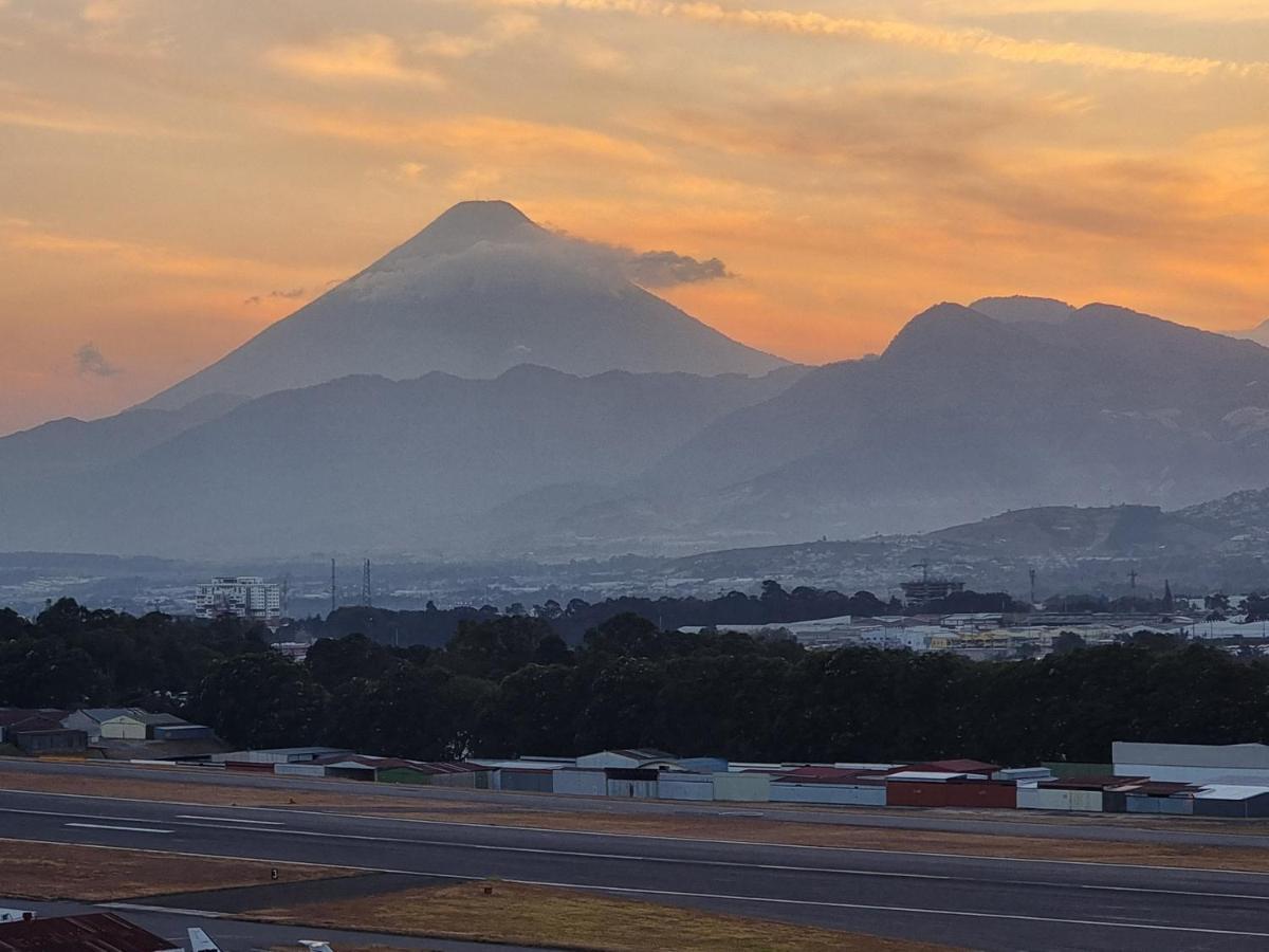 Amazing Volcano Views In Front Of Airport Ciudad Guatemala Eksteriør billede