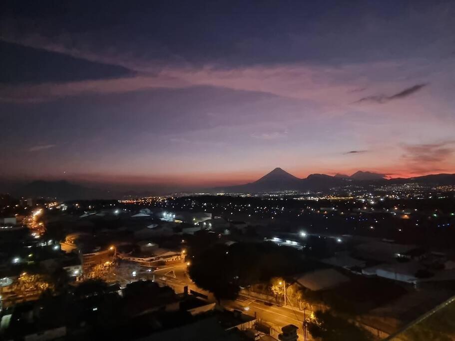 Amazing Volcano Views In Front Of Airport Ciudad Guatemala Eksteriør billede