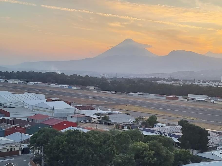 Amazing Volcano Views In Front Of Airport Ciudad Guatemala Eksteriør billede