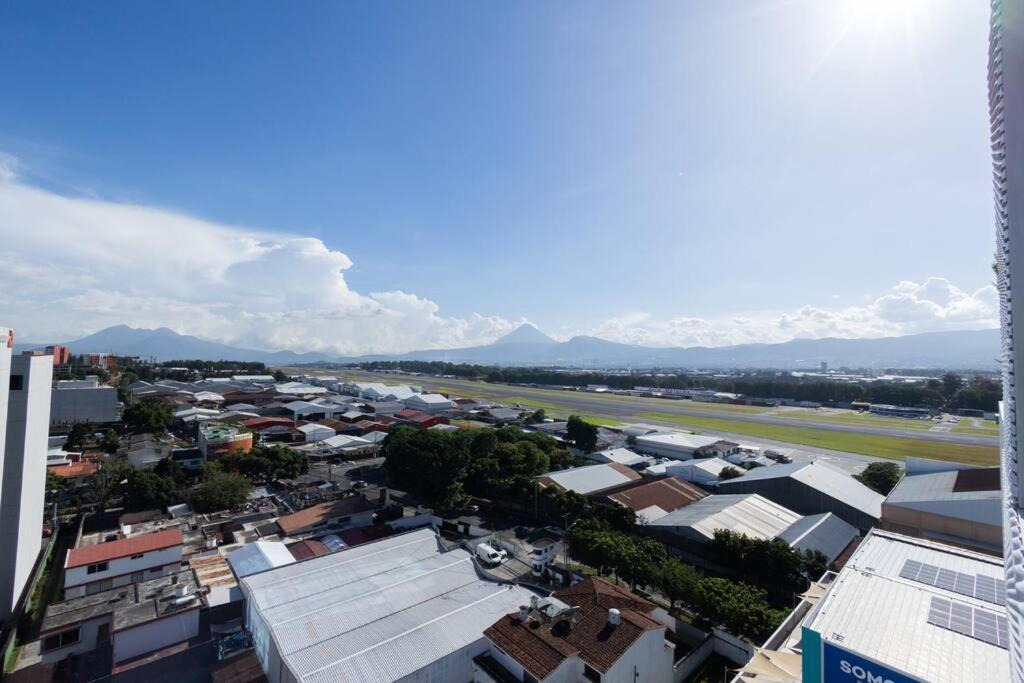 Amazing Volcano Views In Front Of Airport Ciudad Guatemala Eksteriør billede