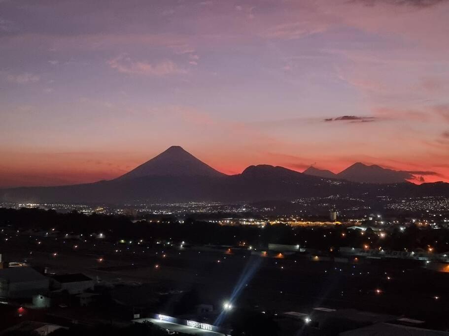 Amazing Volcano Views In Front Of Airport Ciudad Guatemala Eksteriør billede